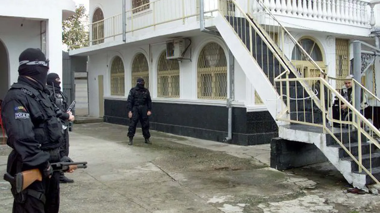 Imobilele confiscate de la liderii interlopi ar putea fi transformate în şcoli sau secţii de poliţie
