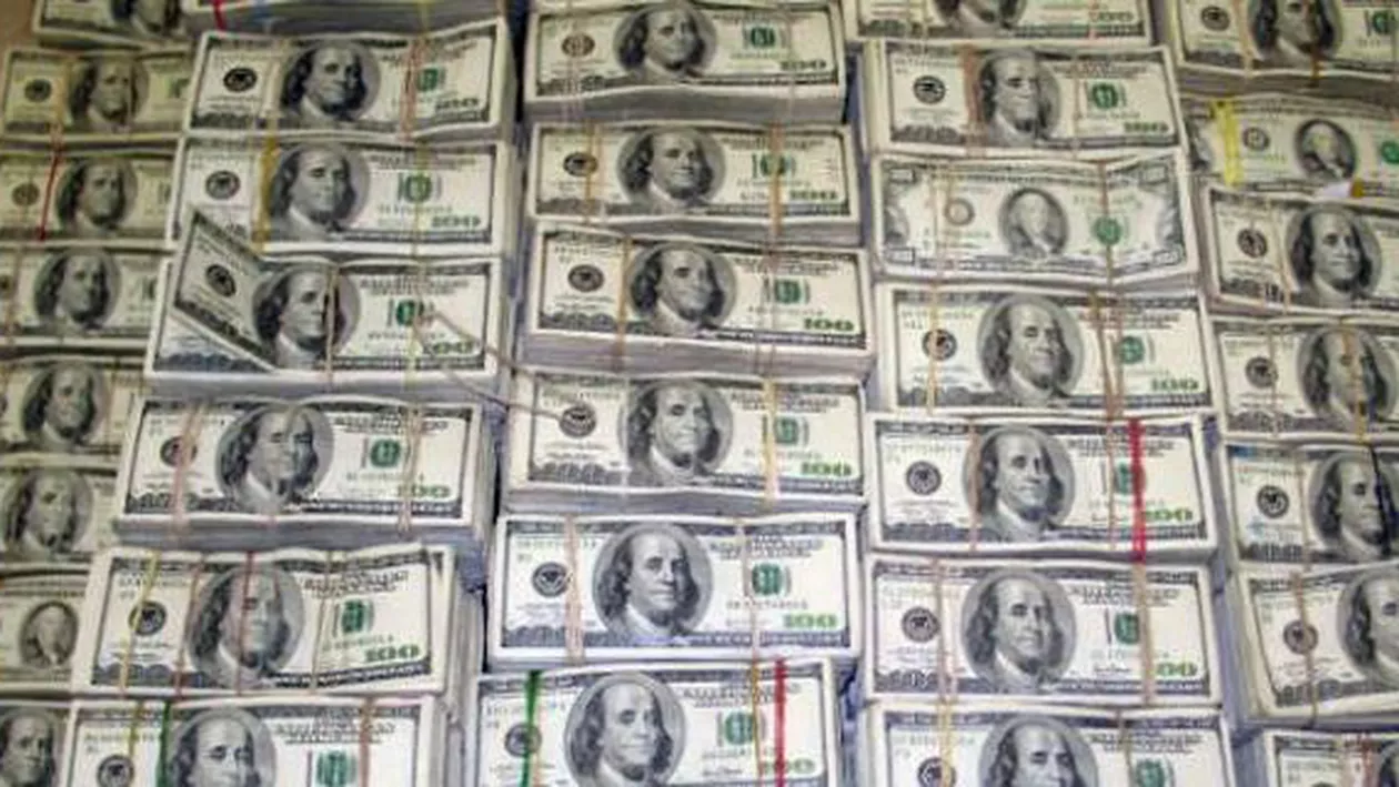 Dolarul, la un nou maxim istoric: 4,077 lei