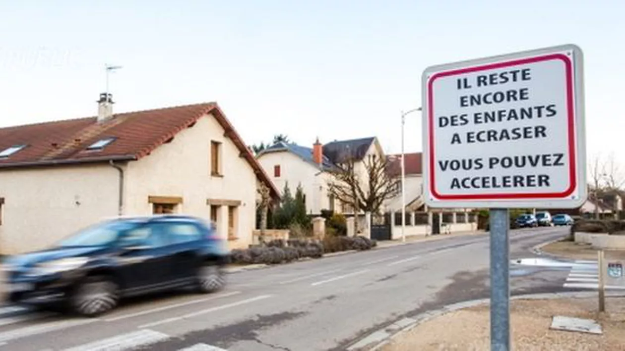 Indicator rutier lângă o şcoală din Franţa: Acceleraţi! Mai sunt copii de lovit cu maşina! (FOTO)