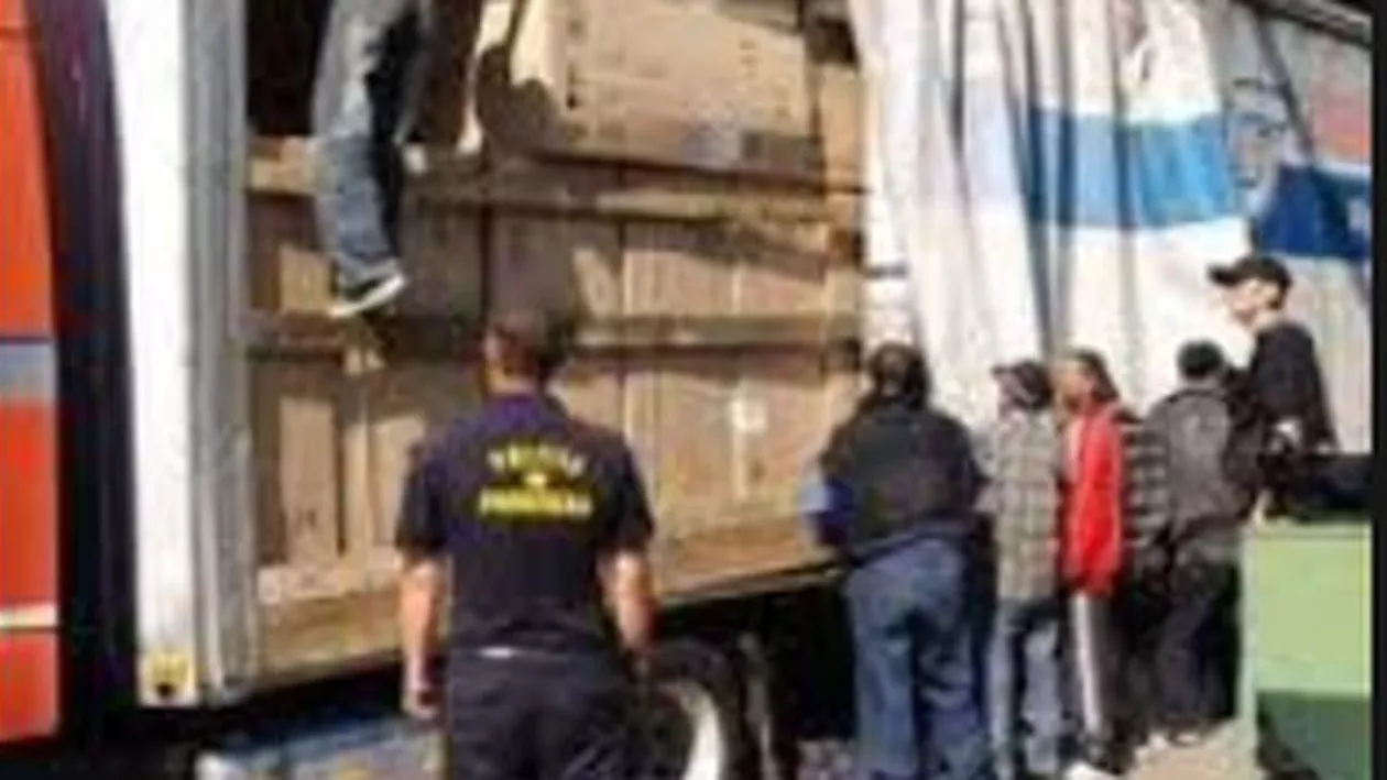 Dolj: 34 de migranţi sirieni care intenţionau să intre ilegal în România au fost descoperiţi ascunşi într-un TIR