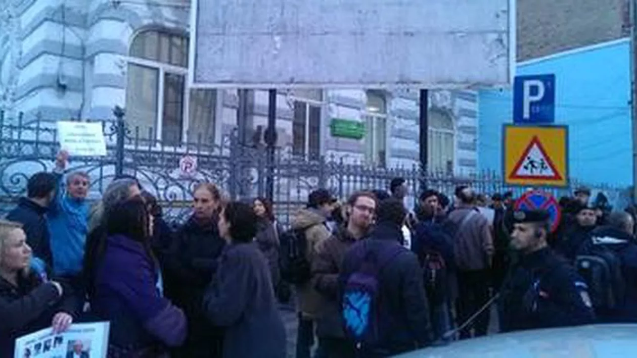 Protest în fața Ambasadei Franței, după ce primarul Sorin Oprescu a primit cea mai înaltă distincţie civilă şi militară franceză