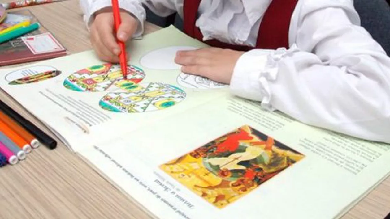 Ce învață copiii de clasa a III-a la ora de religie: Copii morţi în somn, călcaţi de maşină dacă muncesc de Sărbători sau lăsaţi muţi dacă nu pupă moaşte