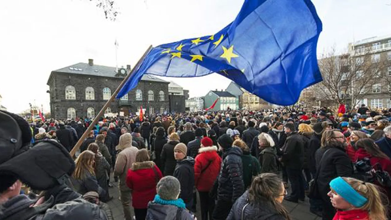 Mii de islandezi au ieșit în stradă în semn de protest față de hotărârea Guvernului de a renunța la candidatura la UE