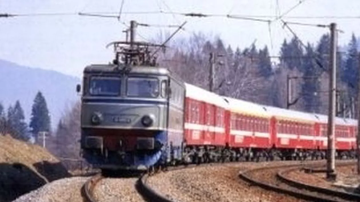 Circulaţia feroviară între Arad şi Deva, blocată: Un șofer de basculantă a agățat firele electrice