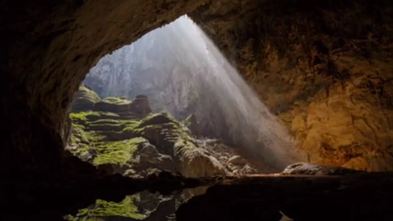 IMAGINI spectaculoase: Filmare realizată cu o dronă în interiorul celei mai mari peşteri din lume