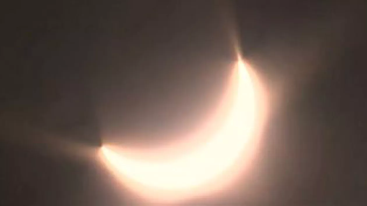 Bucureștenii au putut vedea eclipsa cu echipamente speciale, în ciuda vremii înnorate (VIDEO)
