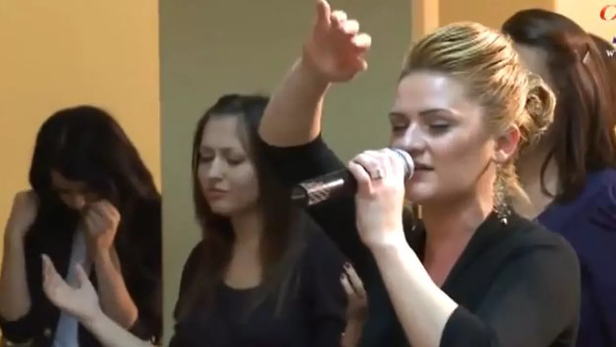 Rugăciunea unui grup de tineri pentru schimbările din Parlament: "Îţi mulţumesc, Tată, că tu vrei să faci curăţenie în ţară!" (VIDEO)