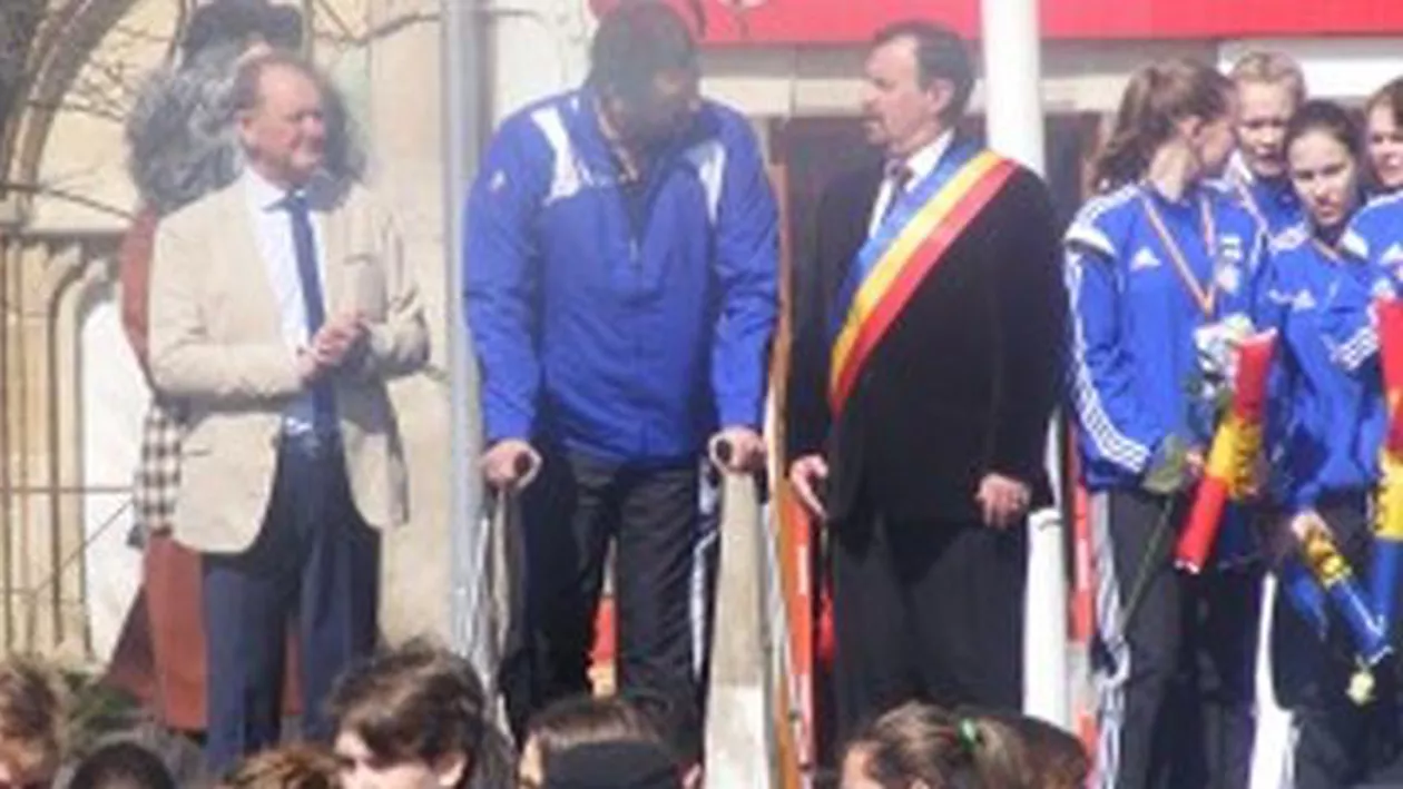 Paradă dedicată handbalului în Turda: Sute de locuitori s-au plimbat alături de loturile de juniori ale României (VIDEO)