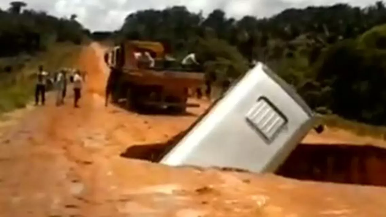 Brazilia: Un autobuz fără pasageri a căzut într-un crater şi apoi a fost luat de ape (VIDEO)