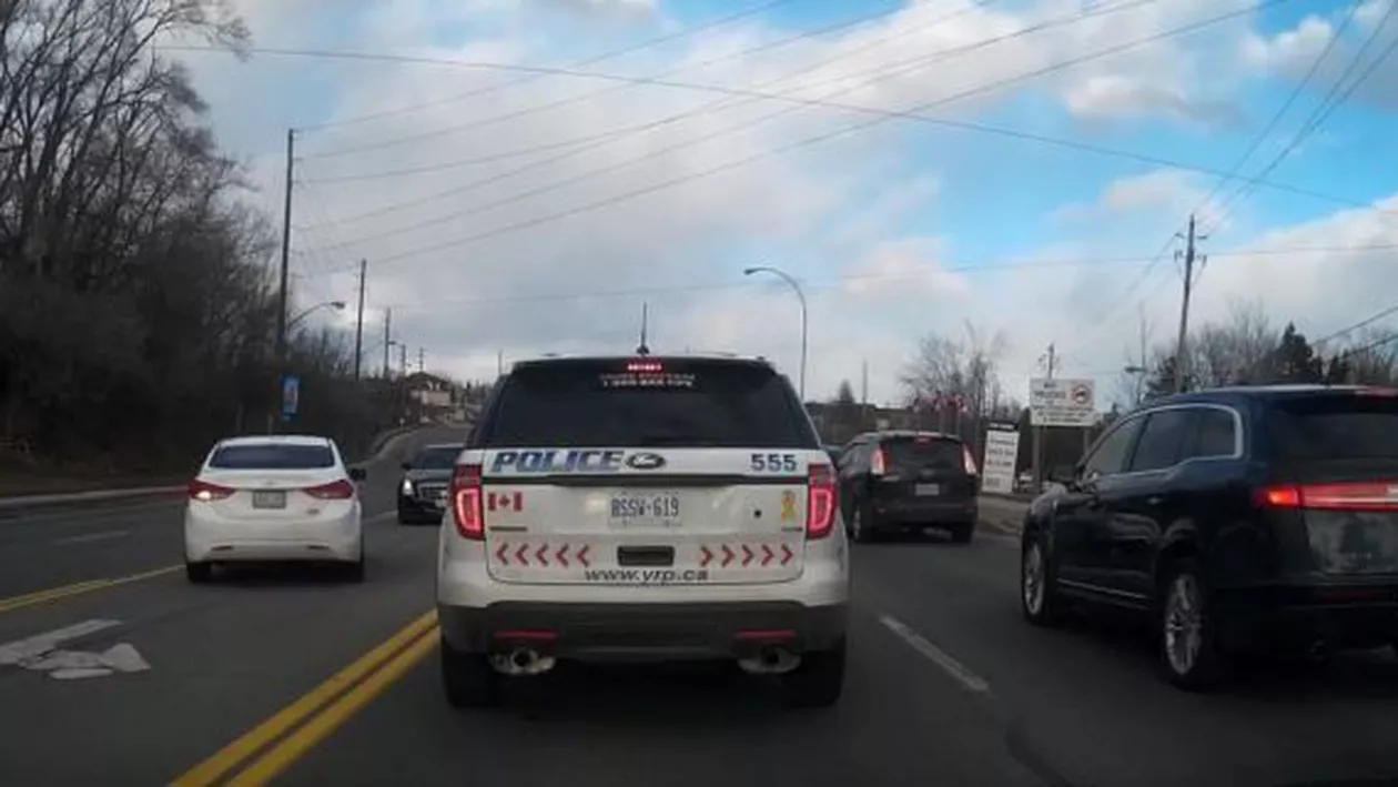 Cel mai "fraier" șofer? A intrat pe contrasens cu poliția lângă el! (VIDEO)