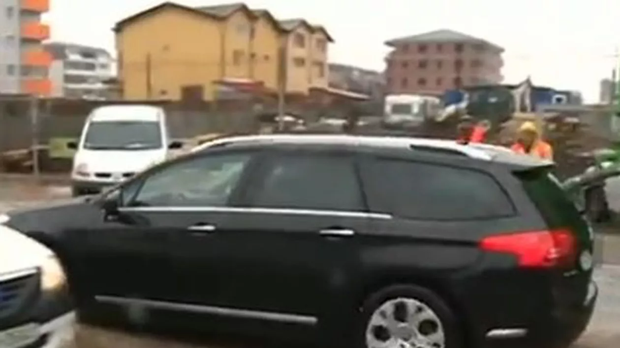 Mai multe străzi din Popești Leordeni, inundate (VIDEO)