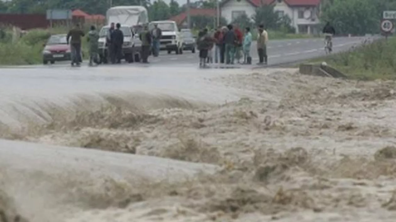 Avertizarea cod galben de inundaţii, prelungită până luni, pe râurile din mai multe județe