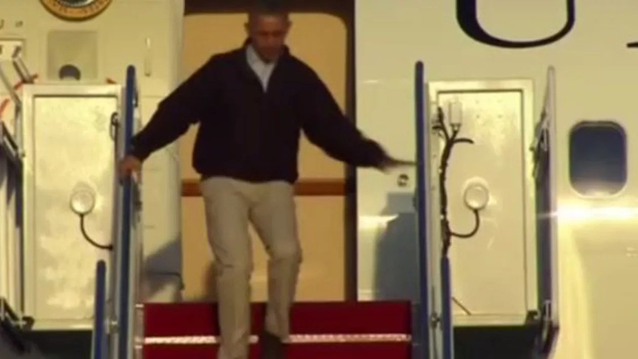 Barack Obama a fost pe punctul să cadă de pe scara avionului Air Force One (VIDEO)