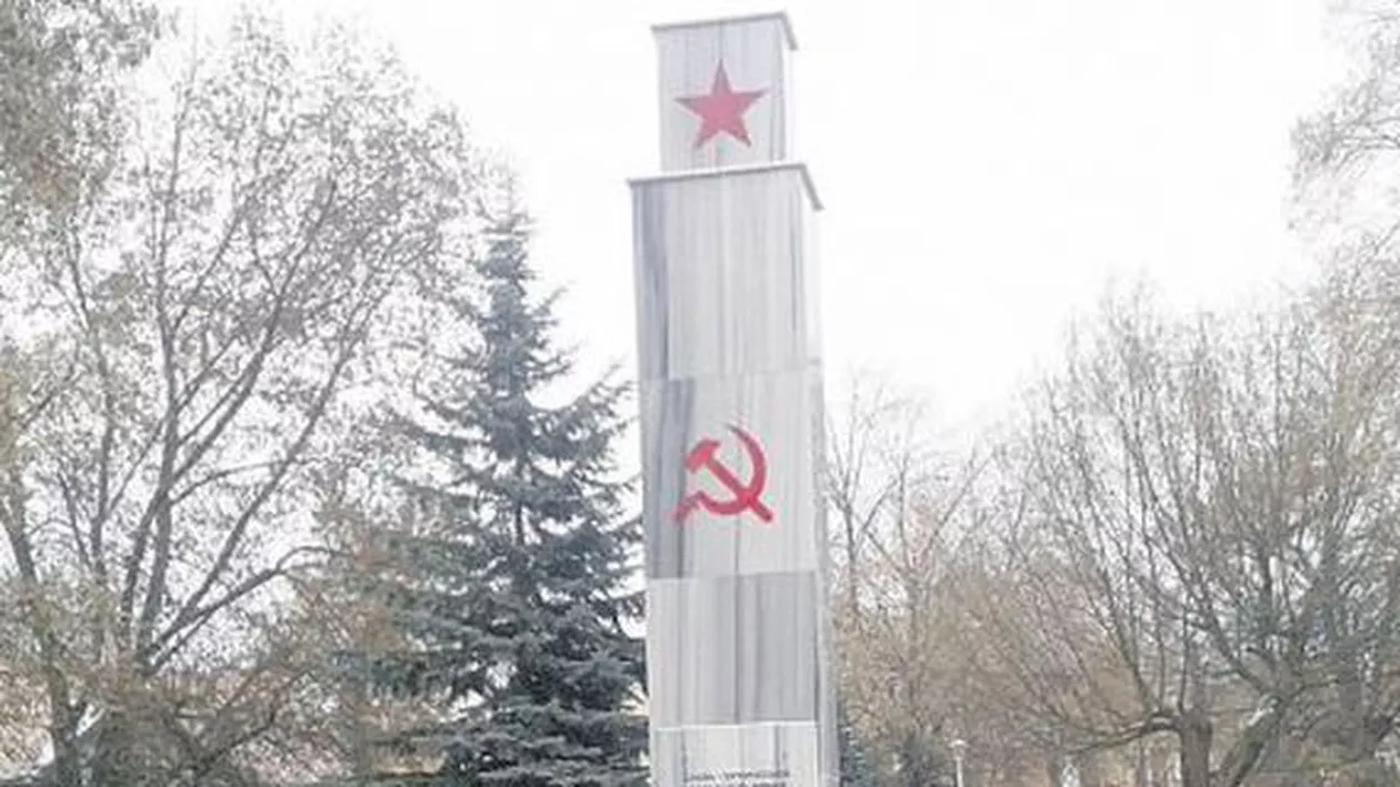 Monumentul bolșevic din Sighișoara: Militari sovietici, glorificaţi într-un oraş eliberat de Armata Română