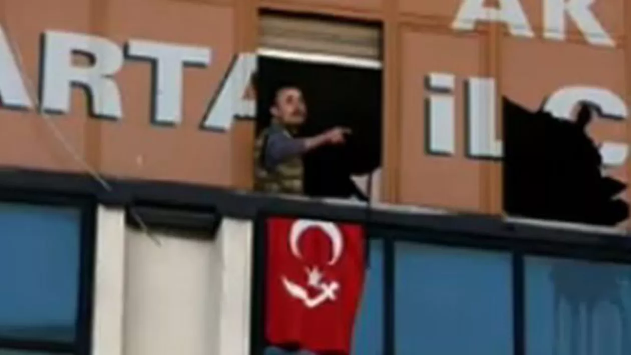 Un nou atac la Istanbul: Doi bărbați înarmați au intrat în sediul partidului AK, aflat la conducere