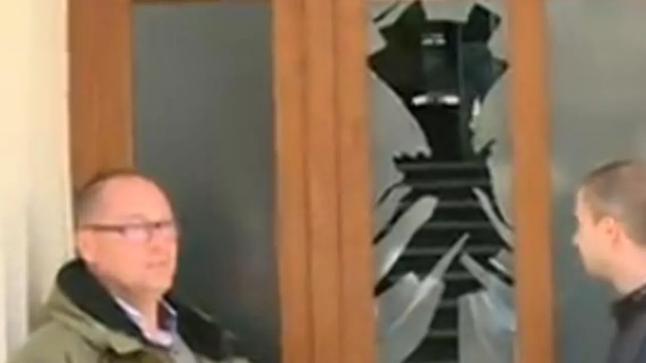 Geamul de la ușa sediului DNA a fost spart: Este a doua oară când același protestatar sparge geamul instituţiei (VIDEO)
