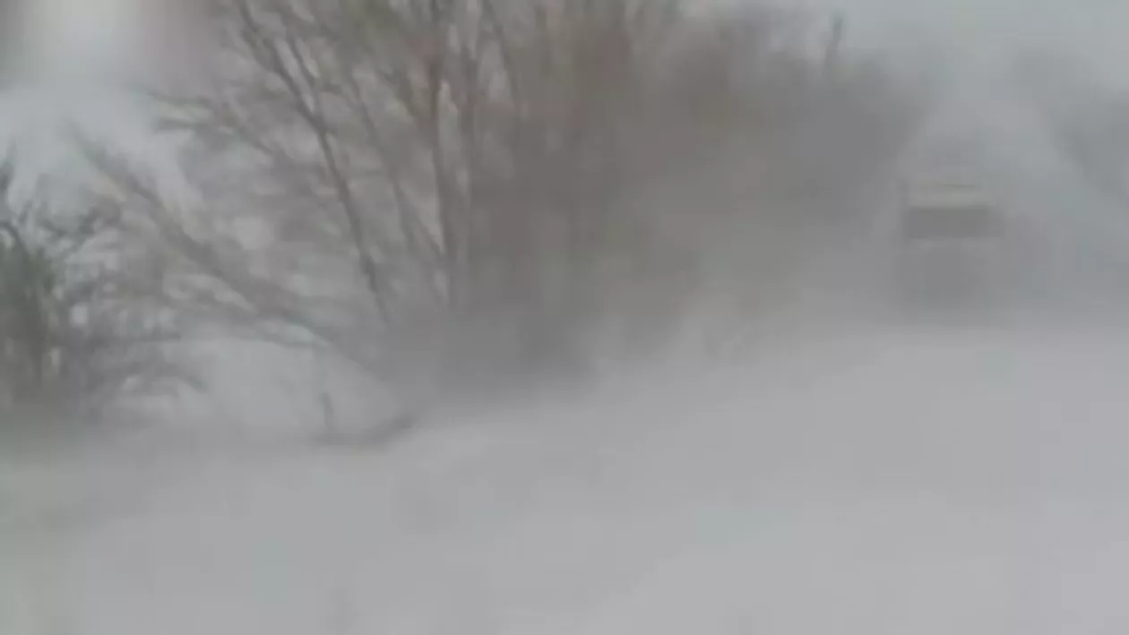 Ninsorile fac ravagii în luna aprilie: Peste două sute de persoane au rămas înzăpezite în judeţul Suceava (VIDEO)