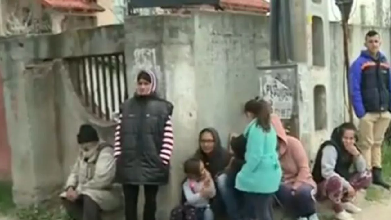 Zeci de nevoiaşi au venit la poarta lui Gigi Becali, sperând că vor primi bani: Afaceristul a anunțat însă că nu va mai face circ în fața casei sale (VIDEO)