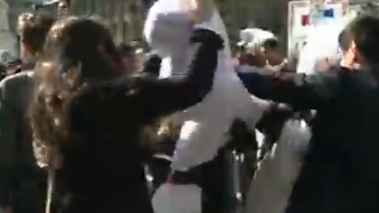 Bătaie cu perne în mijlocul Capitalei: Marea Bătaie cu Perne se desfășoară, concomitent, în peste 50 de orașe ale lumii (VIDEO)
