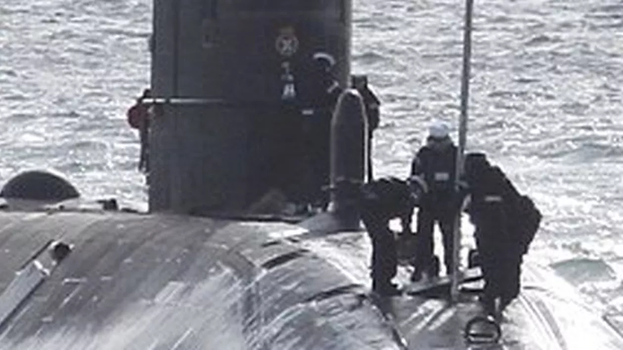 Un submarin nuclear britanic a suferit avarii de 500.000 de lire sterline, după ce s-a lovit de un ghețar, în timp ce urmărea navele rusești în Marea Nordului