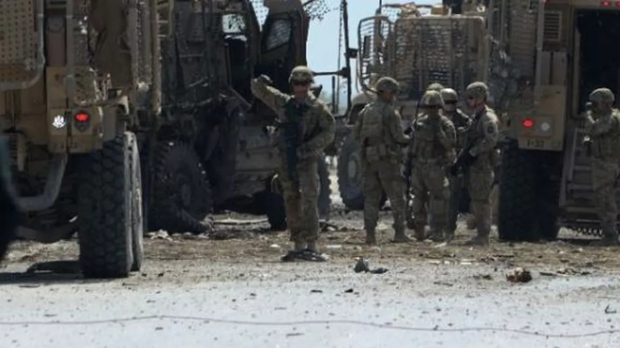 Afganistan: 15 oameni morți în atentatele talibane care au vizat un convoi NATO