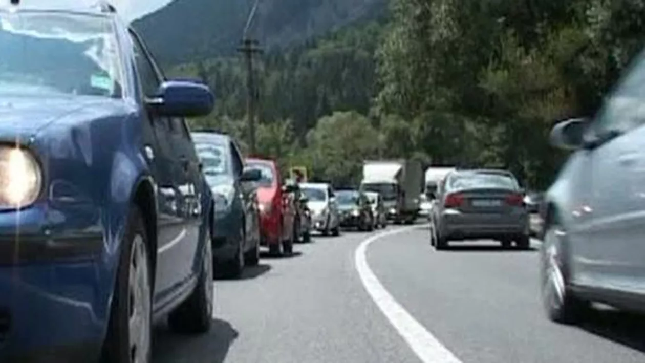 Românii care au petrecut Paștele la munte se întorc acasă: În zona staţiunilor de pe Valea Prahovei s-a format o coloană de maşini pe o distanţă de cel puţin 15 kilometri