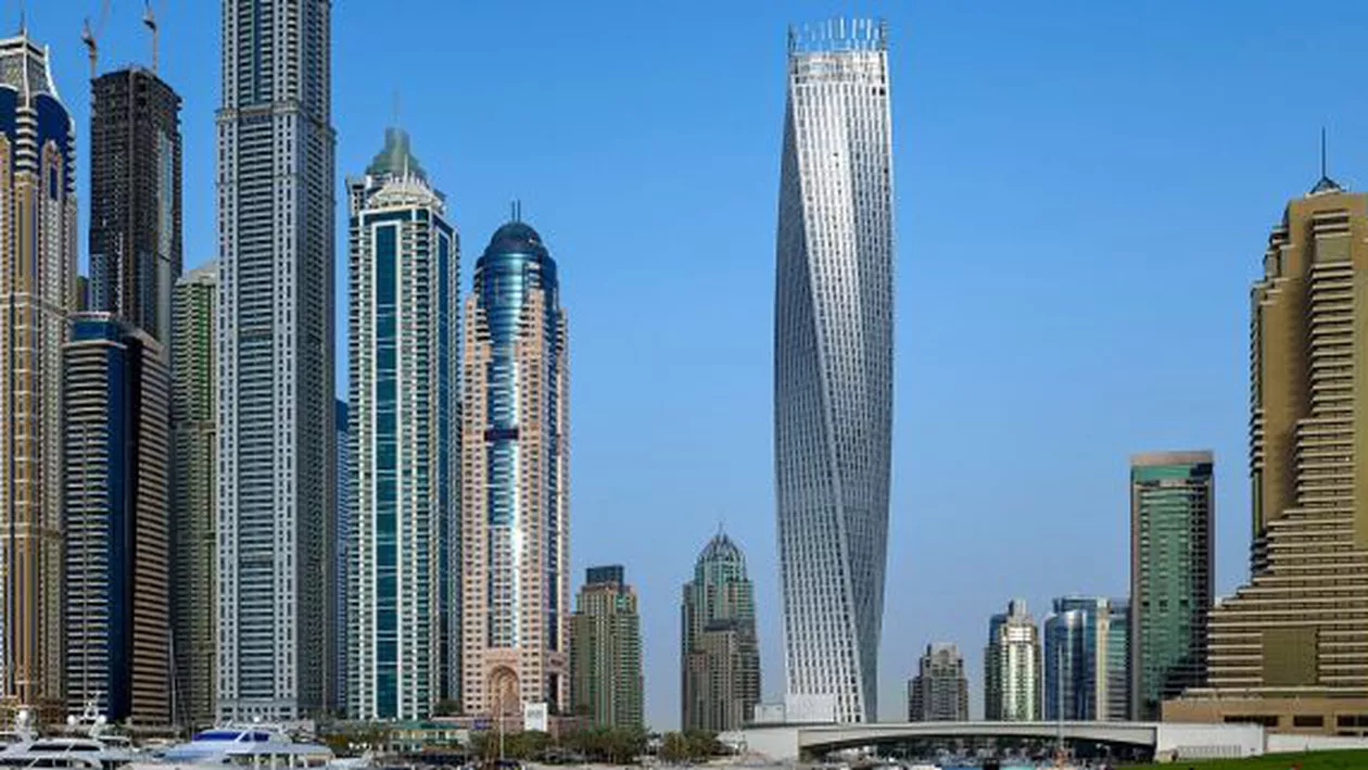 Francezul Alain Robert, supranumit "Spiderman", a escaladat cel mai înalt zgârie-nori spiralat din lume (VIDEO)