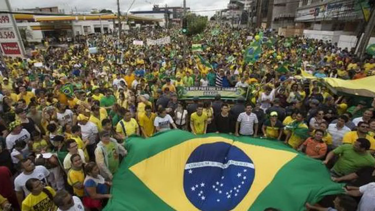 Peste un milion de brazilieni au ieșit în stradă pentru a cere demisia președintelui Dilma Rousseff