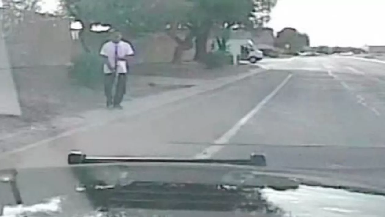 Un polițist din Arizona a intrat cu mașina într-un bărbat înarmat care amenința că se sinucide (VIDEO)