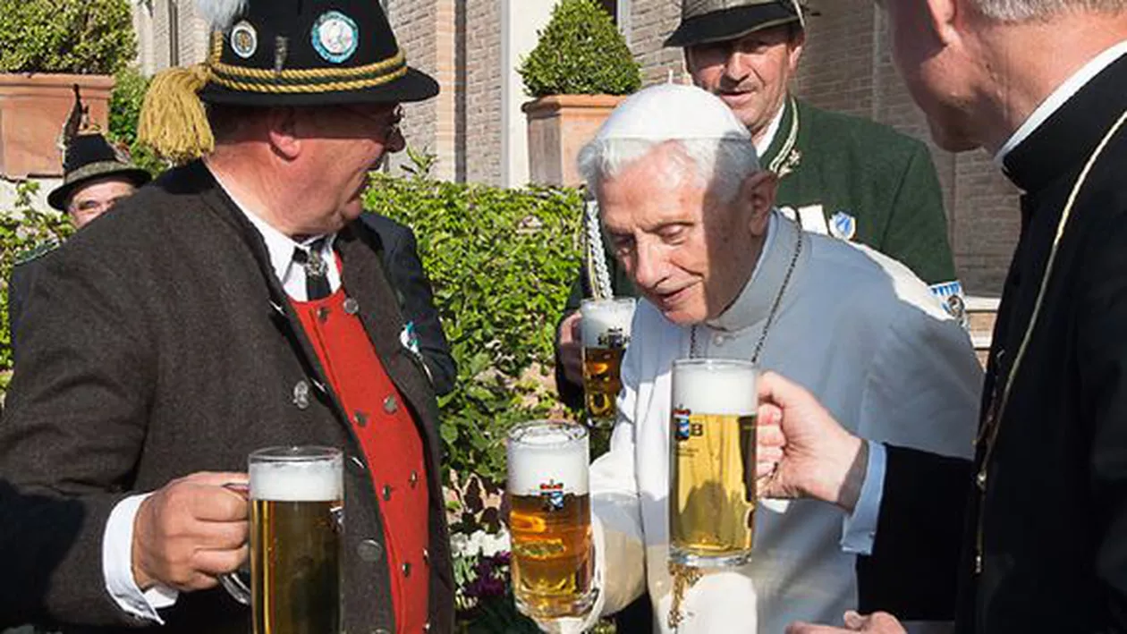 Fostul suveran pontif, Papa Benedict, a sărbătorit în stil bavarez împlinirea celor 88 de ani