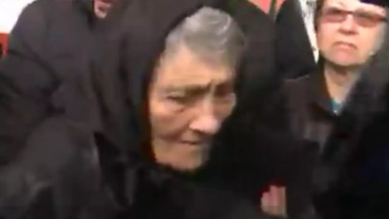 Mama Mărioarei Zăvoranu a ajuns la cimitir pentru a-și vedea fiica pentru ultima oară: Oana Zăvoranu anunță că înmormântarea va avea loc marți (VIDEO)