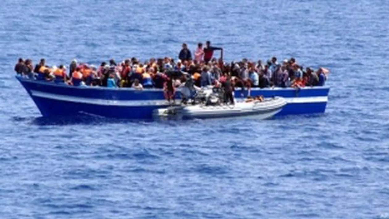 O navă cu aproximativ 700 de imigranți la bord s-a răsturnat în Marea Mediterană