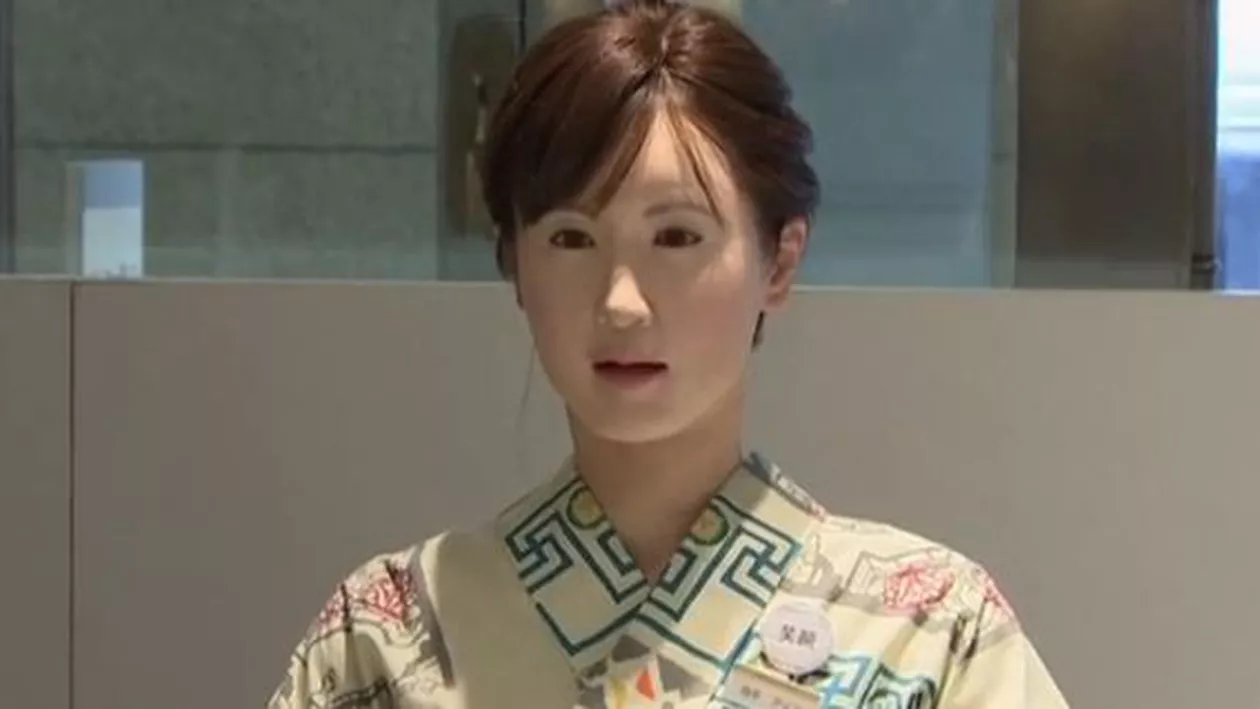 Un robot umanoid i-a întâmpinat pe clienții unui magazin din Tokyo (VIDEO)