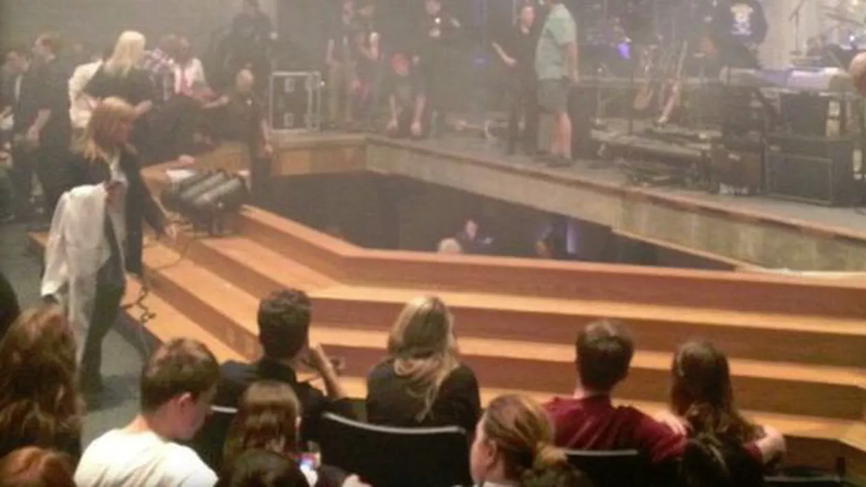 SUA: O scenă s-a prăbuşit în timpul unui spectacol la un liceu din Indiana. Cel puțin 12 persoane au fost rănite (VIDEO)