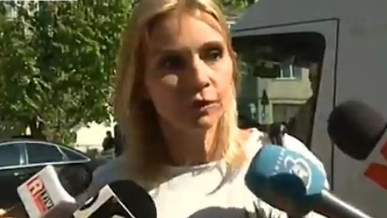 Elena Udrea, vizitată în arest de Ruxandra Dragomir: Dacă aș fi știut că Elena va rămâne arestată pentru o geantă, i le-aș fi aruncat pe toate (VIDEO)