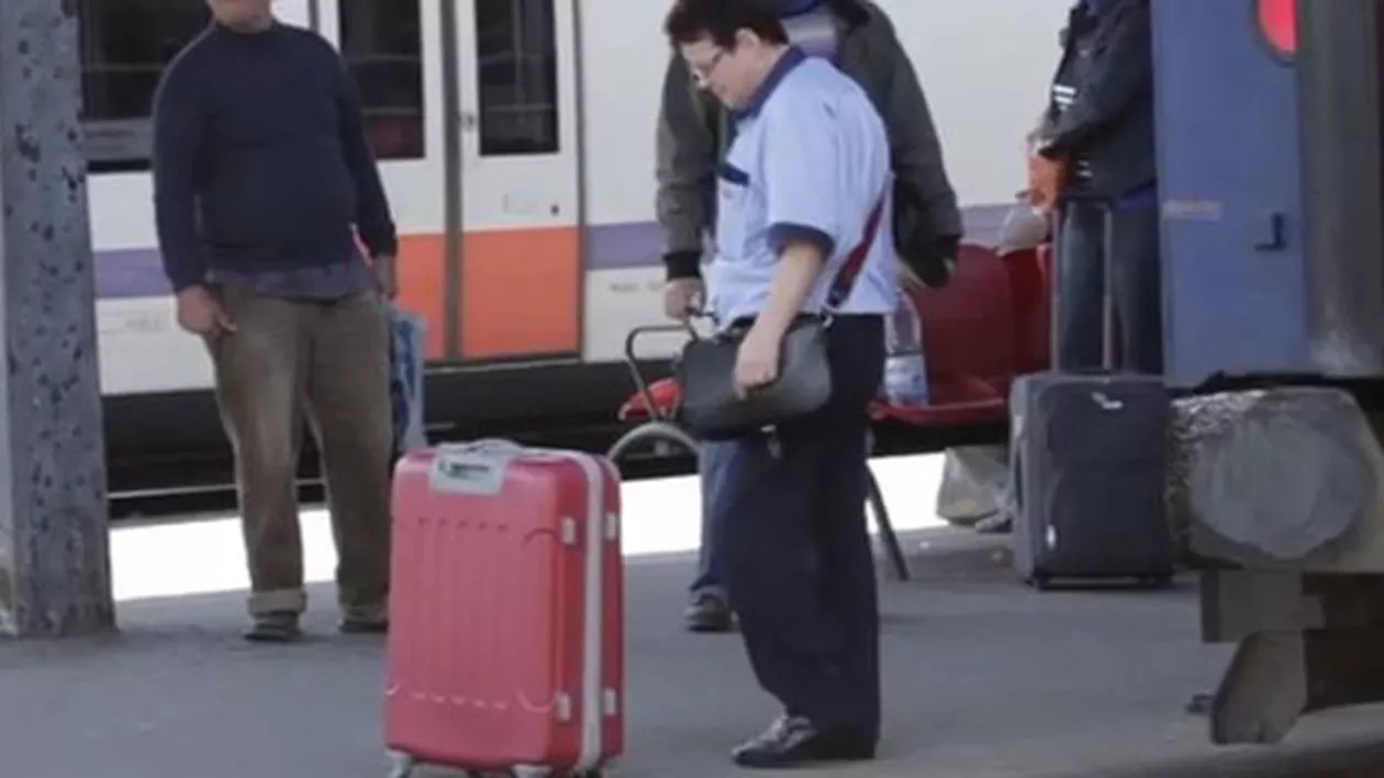 Campanie a Poliției Române: Marcel Gentoiu, un gemantan vorbitor, le spune călătorilor cum să aibă grijă de bagaje (VIDEO)