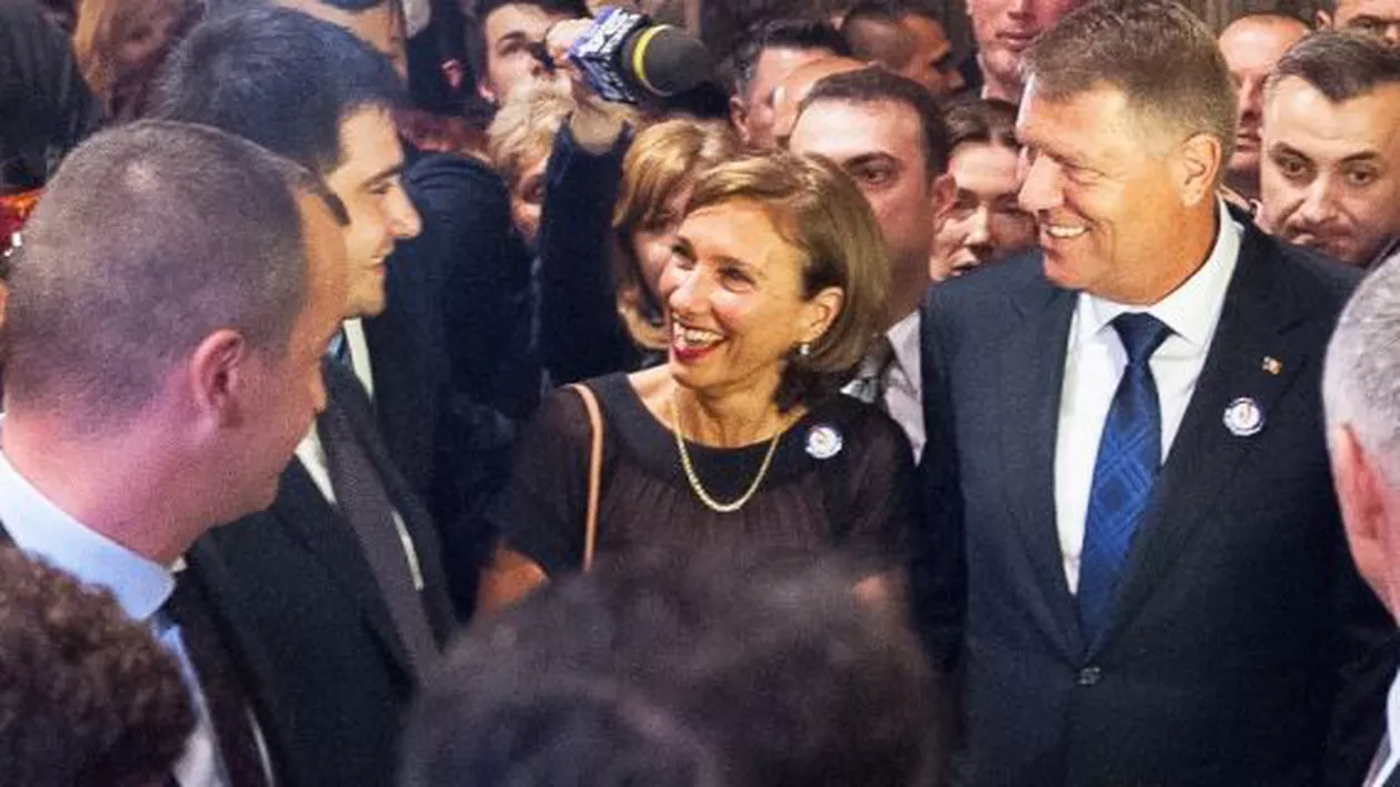 Preşedintele Klaus Iohannis s-a plimbat cu soția sa prin Roma şi a făcut fotografii cu turiştii români