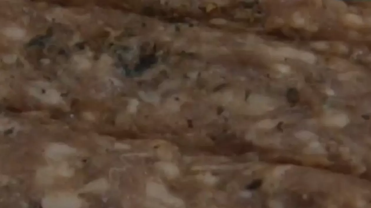 Mucuri de țigară și scrum în caserola cu mici cumpărată de la un supermarket din Ploiești (VIDEO)