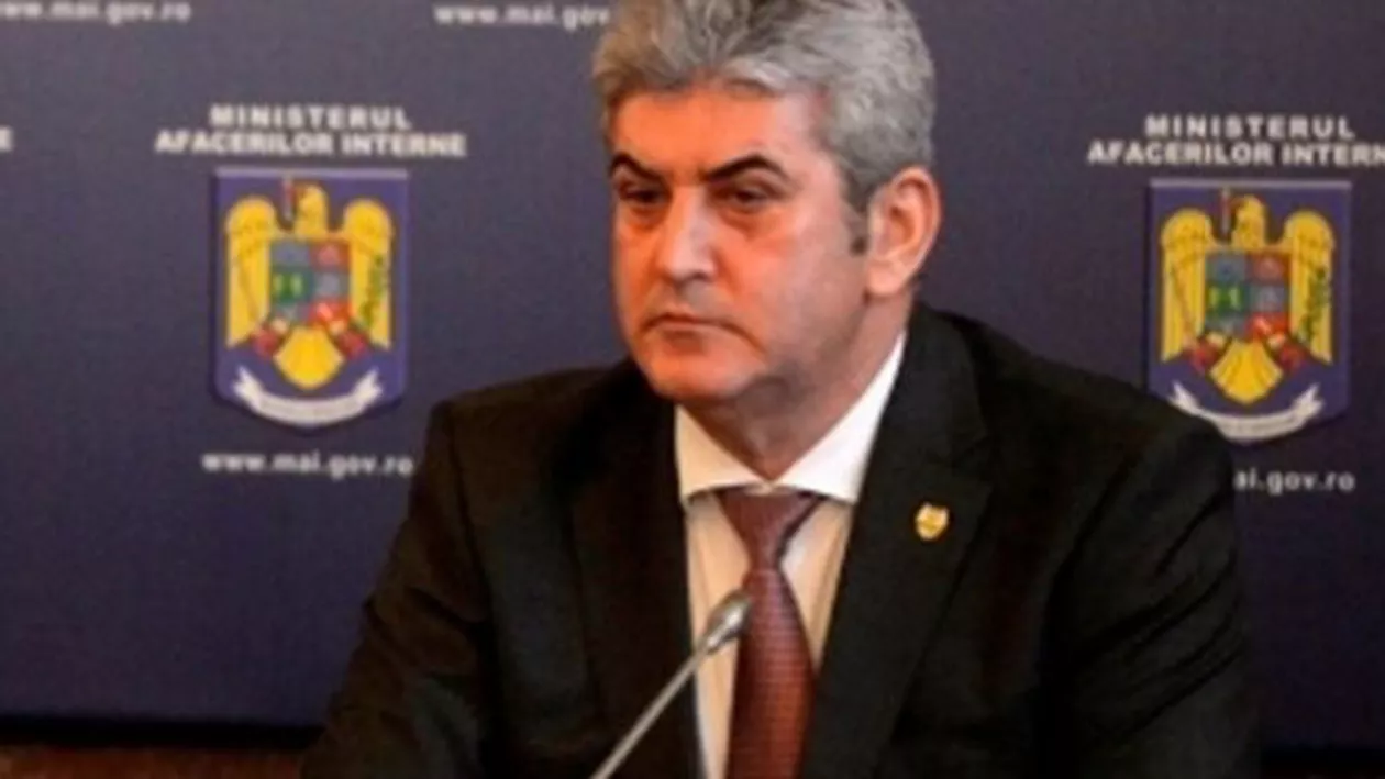 Ministrul afacerilor interne, Gabriel Oprea, a predat primul lot de autospeciale Dacia Duster destinate inspectoratelor pentru situații de urgență