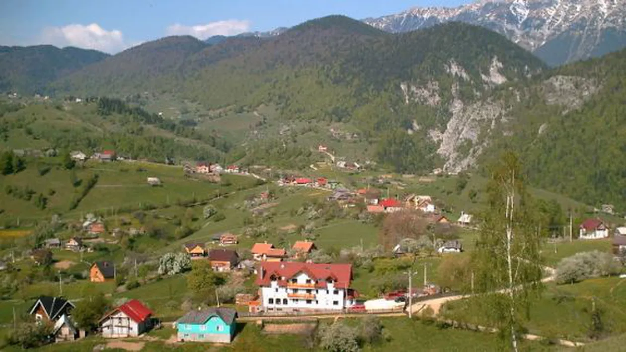 Un sat din România, promovat în Financial Times: Oamenii împletesc darurile civilizaţiei cu un stil de viaţă arhaic, pastoral