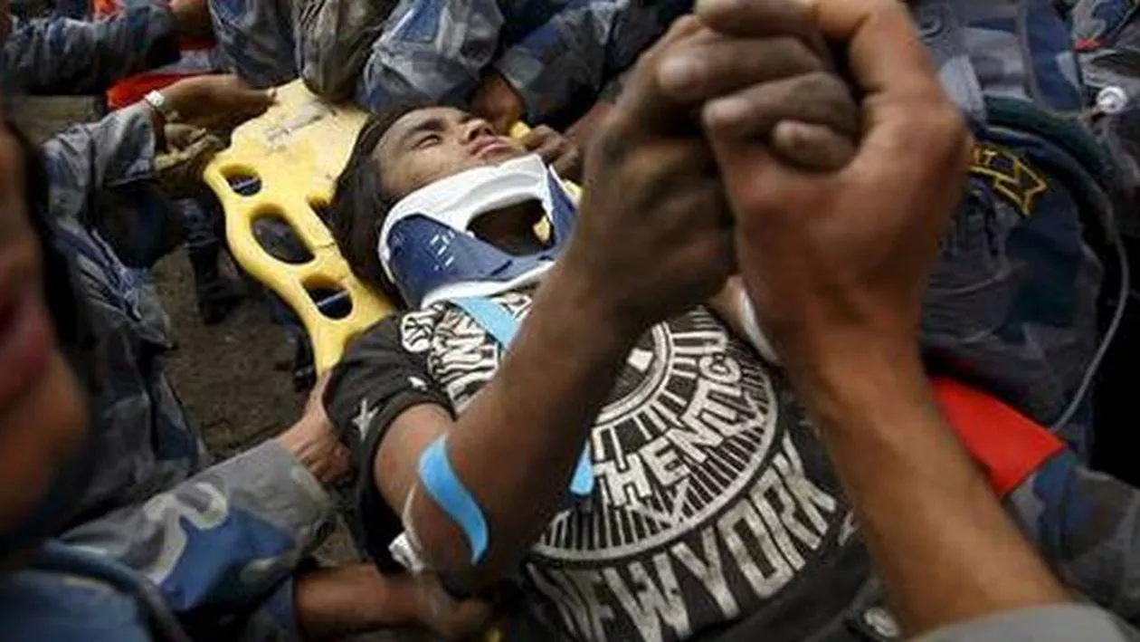 Un băiat de 15 ani, găsit în viață la cinci zile după cutremurul din Nepal