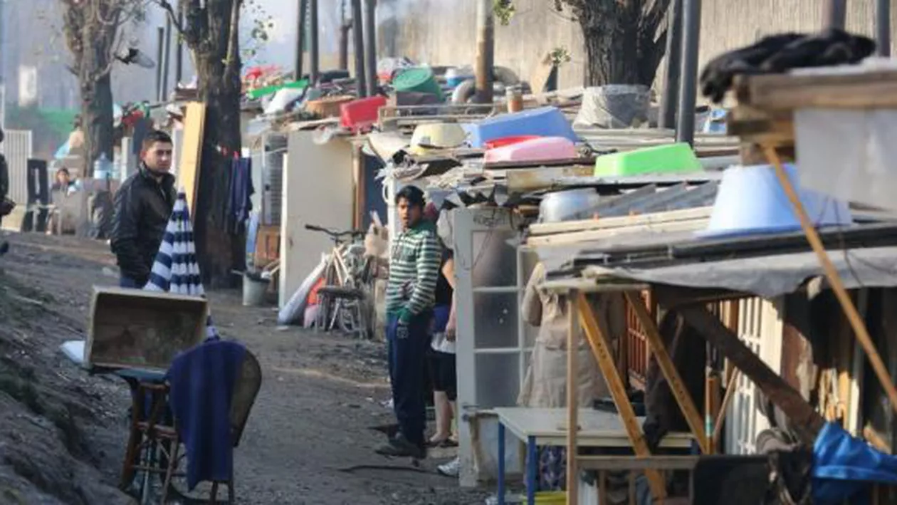 Franța: Aproximativ 200 de romi care locuiau într-o tabără ilegală de la periferia Parisului au fost evacuați