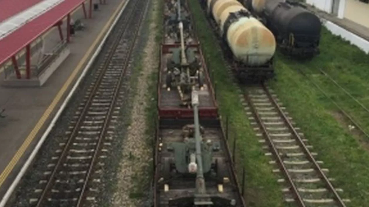 Alarmă la granița de est: Zeci de tunuri amplasate într-o garnitură de tren au staţionat și apoi au tranzitat Gara Vaslui, sub paza soldaților