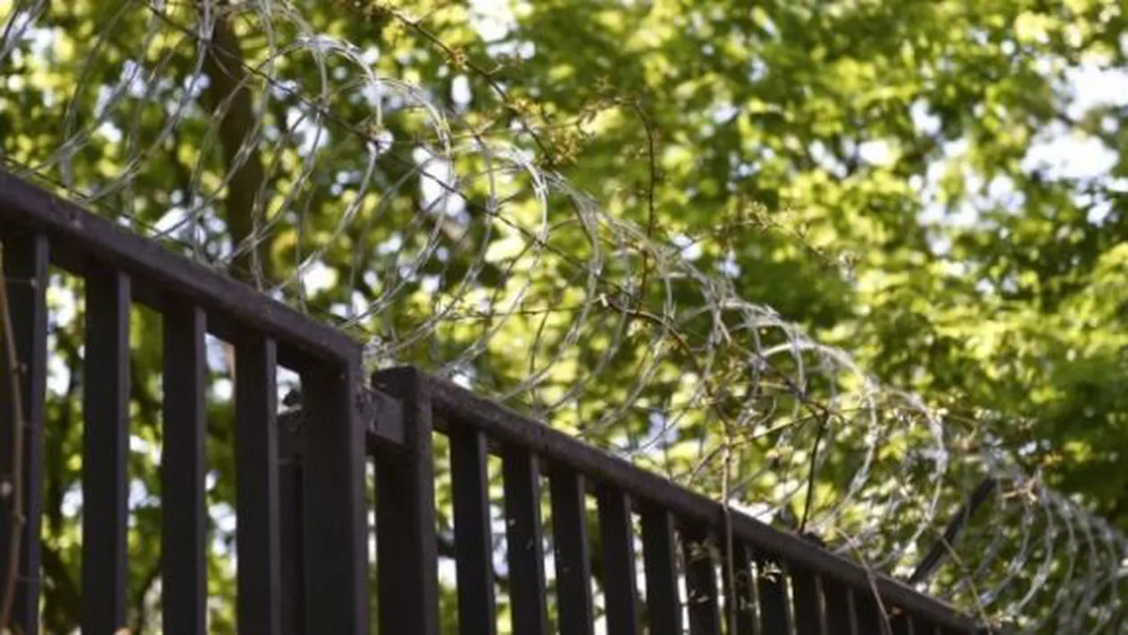 Rușii au pus sârmă ghimpată pe gardul ce le înconjoară ambasada din Statele Unite