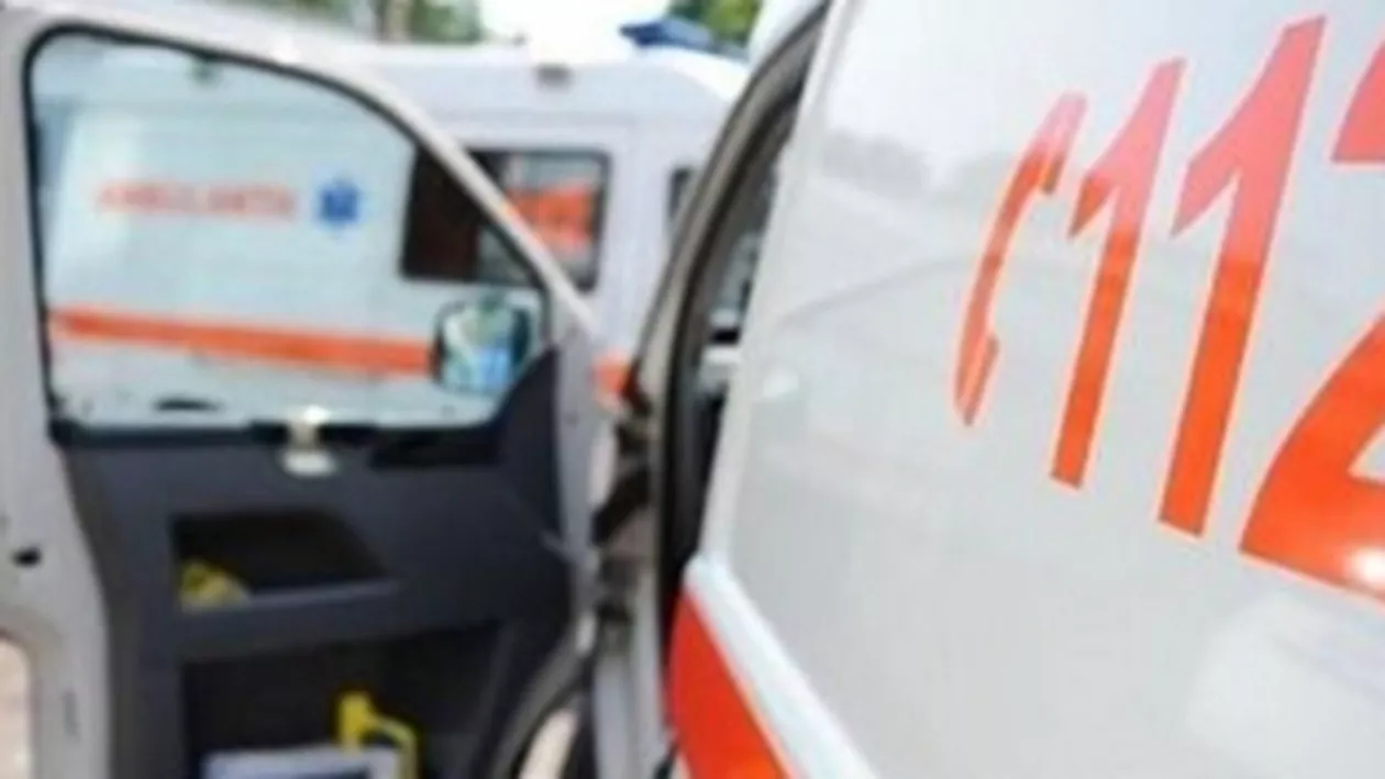 Un copil de un an şi opt luni, transportat la spital după ce a căzut de la etajul al treilea al unui bloc din Târgoviște