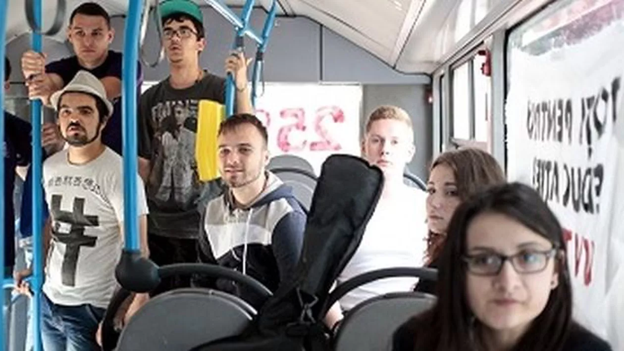 Studenții din Timișoara au mutat protestul din amfiteatru în autobuz
