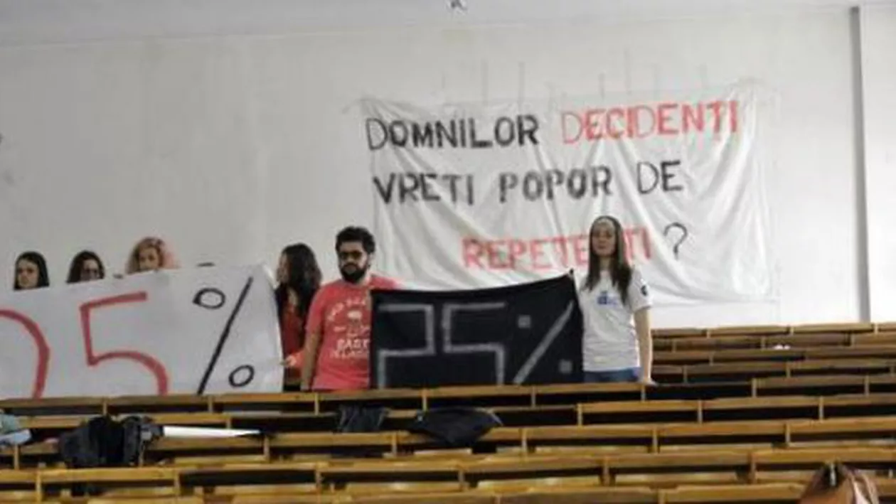 Cluj: Studenţii continuă protestul, petrecând a doua noapte consecutiv în amfiteatrul de la Facultatea de Psihologie