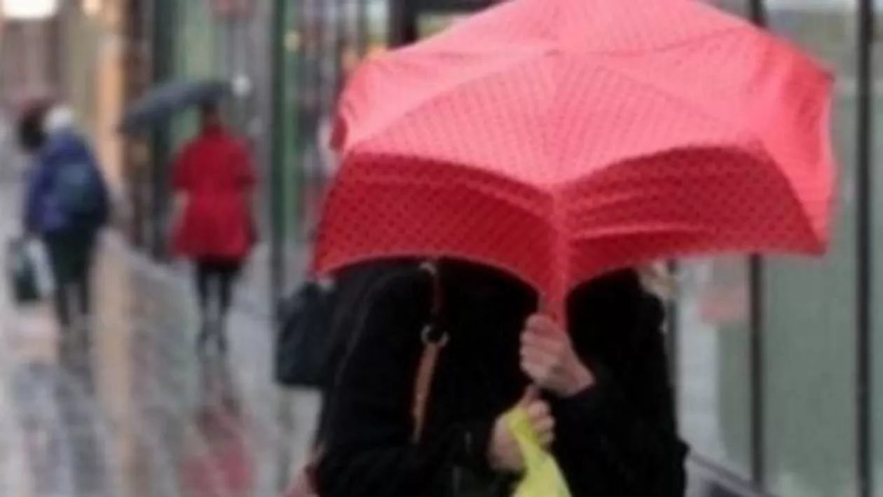 ANM: Informare de ploi și vânt puternic pentru 24 de ore, începând de duminică după-amiază