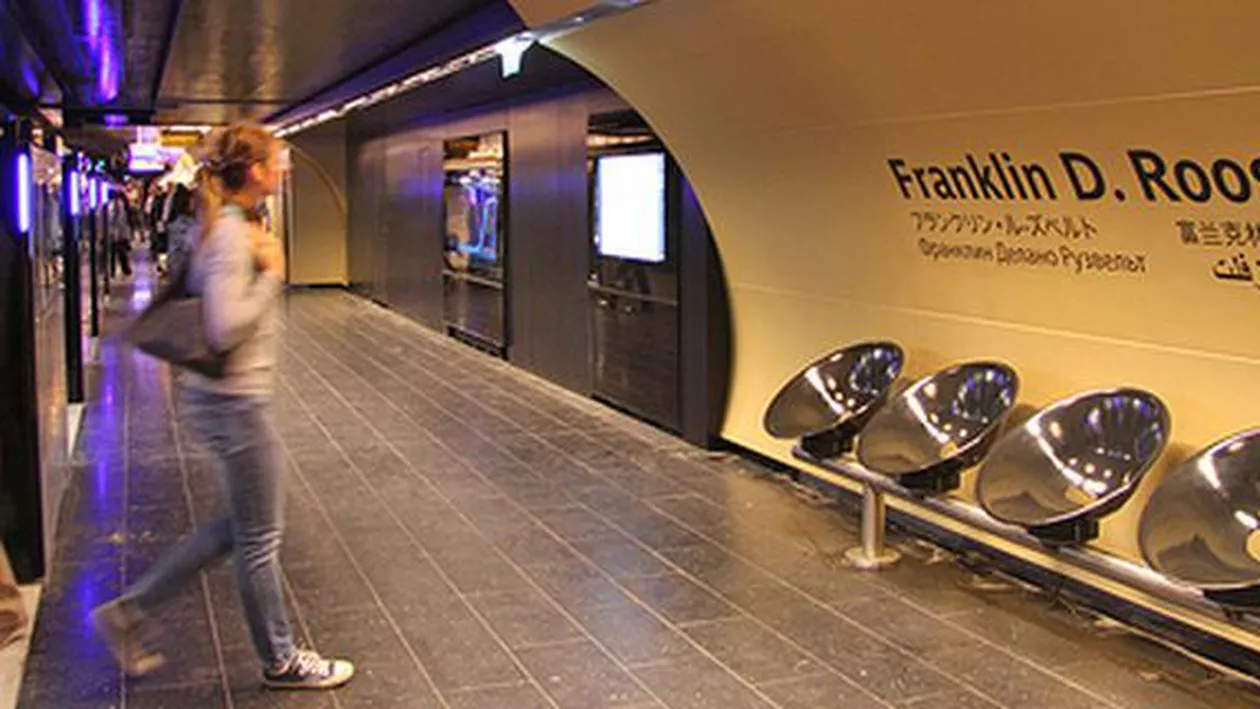 Franța: Patru români, reținuți după ce au fost prinși furând într-o stație de metrou din Paris