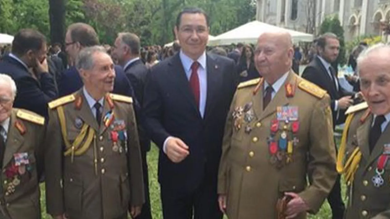 Victor Ponta s-a pozat cu patru veterani de război la Palatul Cotroceni: Mă bucur că am reușit creșterea indemnizațiilor pentru acești adevărați eroi